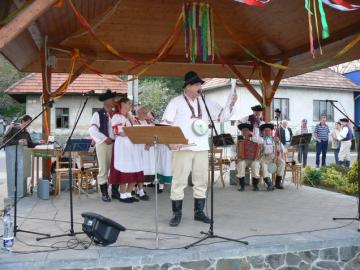 Stavanie májov Stavanie májov