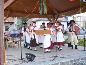 Stavanie májov Stavanie májov